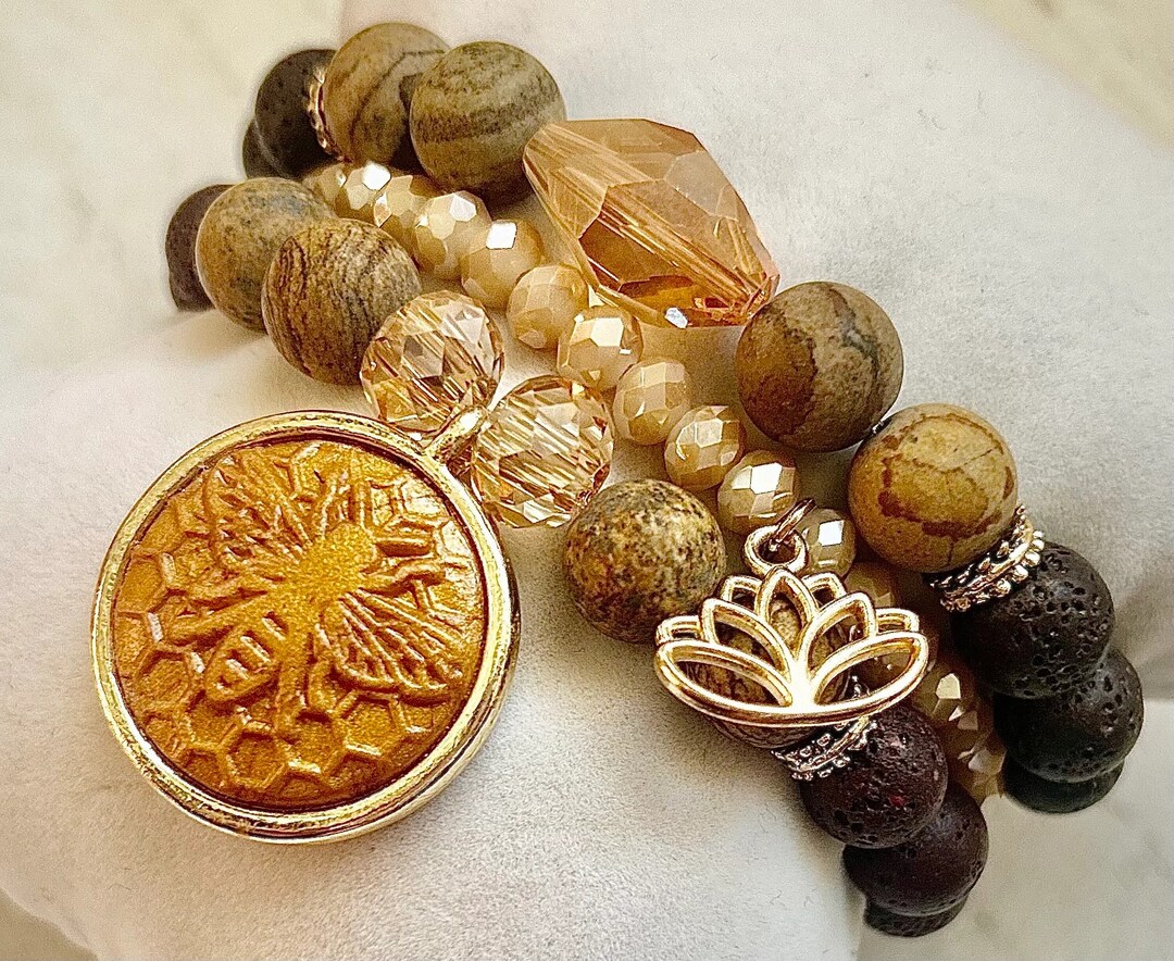 Bee Pendant Bracelet Stack, Bee Jewelry, Charm Bracelet Set, Elegant Handmade Gift for Her, Spring Jewelry, Gold Charm Bracelet, Mothers Day